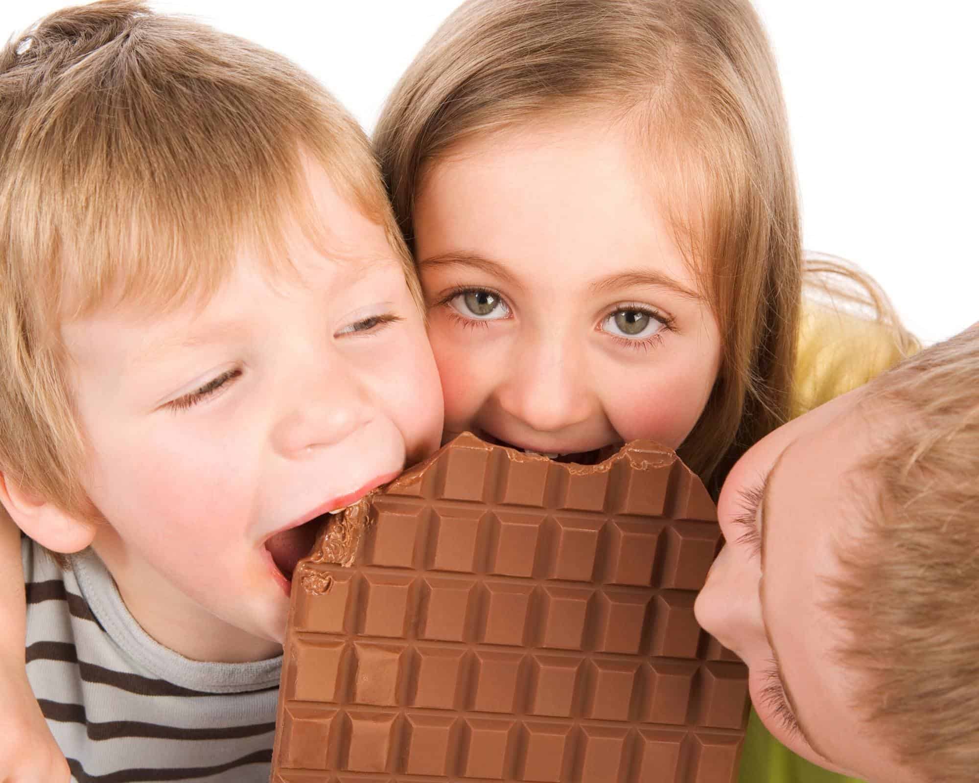 Шоколад есть всегда. Конфеты детям. Шоколадные конфеты для детей. Ребенок ест шоколад.